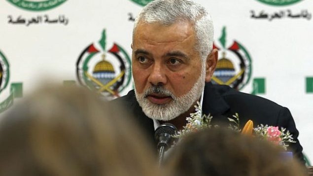 رئيس المكتب السياسي لحركة ’حماس’، إسماعيل هنية، خلال لقاء مع صحافيين أجانب في مدينة غزة، 20 يونيو، 2019. (Mohammed Abed/AFP)