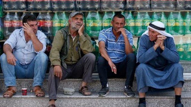 رجال فلسطينيون يتحادثون خلال تظاهرة ضد القمة الاقتصادية المنعقدة في البحرين برعاية أمريكية في مدينة يطا بالقرب من مدينة الخليل بالضفة الغربية، 24 يونيو، 2019. (HAZEM BADER / AFP) رجال فلسطينيون يتحادثون خلال تظاهرة ضد القمة الاقتصادية المنعقدة في البحرين برعاية أمريكية في مدينة يطا بالقرب من مدينة الخليل بالضفة الغربية، 24 يونيو، 2019. (HAZEM BADER / AFP)