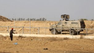 متظاهر فلسطيني يلقي زجاجة حارقة باتجاه مركبة عسكرية اسرائيلية خلال مظاهرات عند حدود غزة، 5 يوليو 2019 (SAID KHATIB / AFP)