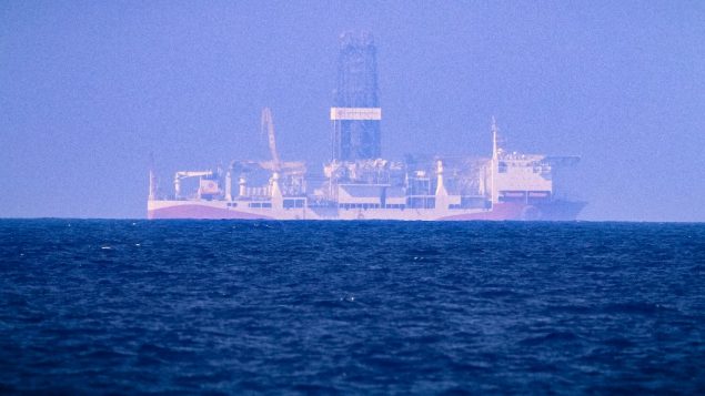 سفينة التنقيب ’فاتح’، التي ارسلتها تركيا للتنقيب عن النفط والغاز في مياه تعتبر منطقة اقتصادية خالصة قبرصية، 24 يونيو 2019 (AFP)