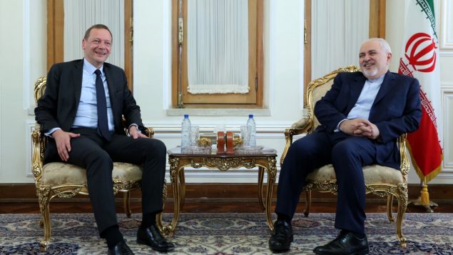وزير الخارجية الإيراني محمد جواد ظريف يلتقي بالمستشار الدبلوماسي للرئيس الفرنسي، ايمانويل بون، في طهران، 10 يوليو 2019 (ATTA KENARE / AFP)