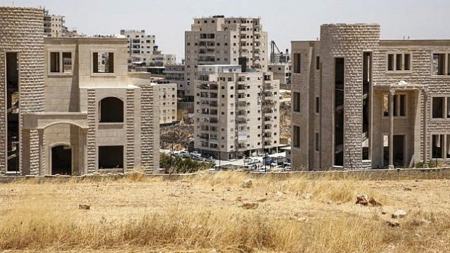 صورة من قرية بيت ساحور الفلسطينية في الضفة الغربية تُظهر المباني الفلسطينية التي صدرت لها إشعارات بالهدم ، في حي صور باهر بالقدس الشرقية ، 11 يوليو 2019.  (Hazem Bader/AFP)