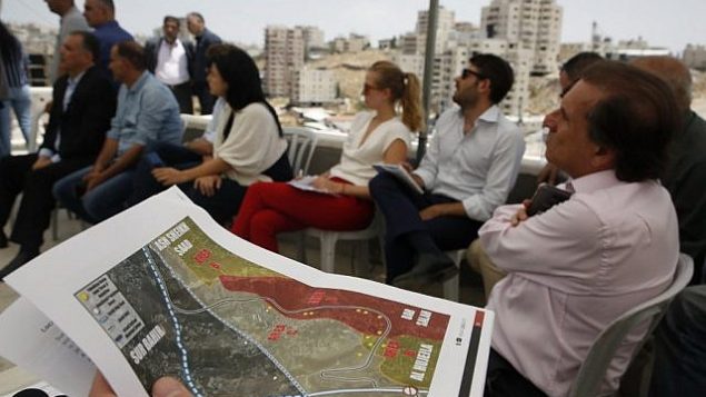 دبلوماسيون أوروبيون يقومون  بجولة للاطلاع على مبان فلسطينية صدرت أوامر بهدمها  في قرية دار صلاح بالقرب من بيت ساحور في الضفة الغربية جنوب بيت لحم في 16 يوليو 2019. (HAZEM BADER / AFP)