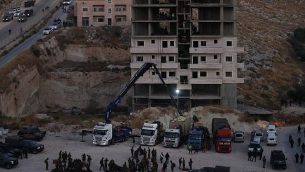 مبنى فلسطيني تقوم القوات الإسرائيلية بتفجيرة في صور باهر، جنوب القدس، 22 يوليو، 2019. (Wisam Hashlamoun/Flash90) مبنى فلسطيني تقوم القوات الإسرائيلية بتفجيرة في صور باهر، جنوب القدس، 22 يوليو، 2019. (Wisam Hashlamoun/Flash90)