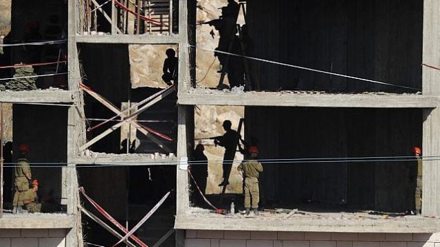 هذه الصورة تم التقاطها في 22 يوليو، 2019 وتظهر قوى أمن إسرائيلية تقوم بهدم مبان فلسطينية لا تزال قيد البناء بعد صدور إشعارات بهدمها في منطقة وادي الحمص المتاخمة لحي صور باهر في القدس الشرقية. ( Ahmad GHARABLI / AFP)
