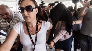 الفتاة البريطانية، مغطاة الرأس، التي اتهمت سبعة إسرائيليين باغتصاب جماعي تصل إلى محكمة مقاطعة فاماغوستا في بارالميني في شرق قبرص، للمثول أمام المحكمة في شبهة اختلاق مزاعم كاذبة، 29 يوليو، 2019. (Iakovos Hatzistavrou/AFP)