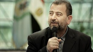 نائب رئيس المكتب السياسي لحركة حماس، صالح العاروري، بعد التوقيع على اتفاق مصالحة مع المسؤول الكبير في حركة فتح، عزم الأحمد، خلال مراسم قصيرة في مجمع المخابرات المصرية في القاهرة، 12 أكتوبر، 2017.  (AP/Nariman El-Mofty)
