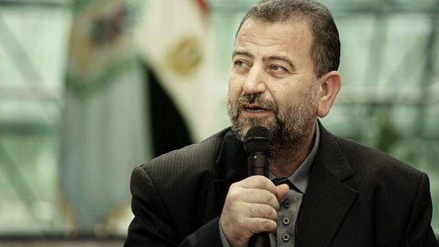 نائب رئيس المكتب السياسي لحركة حماس، صالح العاروري، بعد التوقيع على اتفاق مصالحة مع المسؤول الكبير في حركة فتح، عزم الأحمد، خلال مراسم قصيرة في مجمع المخابرات المصرية في القاهرة، 12 أكتوبر، 2017.  (AP/Nariman El-Mofty)