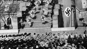 صورة لحفل العلم في ’هيندنبورغ بارك’ في كولون، ألمانيا في 8 مارس، 1936. قوات الصدمة النازية احتفلت بإعادة تسلح راينلاند ورفض اتفاقية فرساي في عرض احتفالي في هيندنبورغ،  أقدم قلعة على نهر الراين. نُظمت العرض في إطار الاحتفال باليوم الحداد الوطني الألماني. (صورة AP)
 (AP Photo)