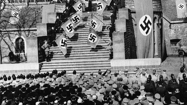 صورة لحفل العلم في ’هيندنبورغ بارك’ في كولون، ألمانيا في 8 مارس، 1936. قوات الصدمة النازية احتفلت بإعادة تسلح راينلاند ورفض اتفاقية فرساي في عرض احتفالي في هيندنبورغ،  أقدم قلعة على نهر الراين. نُظمت العرض في إطار الاحتفال باليوم الحداد الوطني الألماني. (صورة AP)
 (AP Photo)