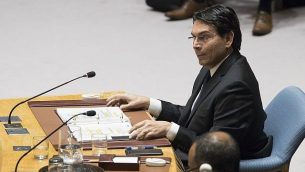 سفير إسرائيل لدى الأمم المتحدة، داني دنون، يتكلم خلال جلسة لمجلي الأمن حول الوضع بين الإسرائيليين والفلسطينيين، 1 يونيو، 2018، في مقر الأمم المتحدة في نيويورك.  (AP Photo/Mary Altaffer)