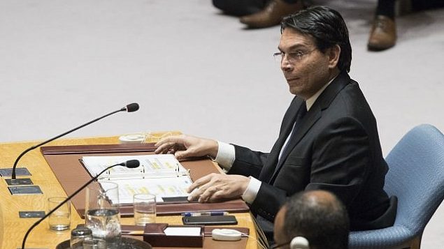 سفير إسرائيل لدى الأمم المتحدة، داني دنون، يتكلم خلال جلسة لمجلي الأمن حول الوضع بين الإسرائيليين والفلسطينيين، 1 يونيو، 2018، في مقر الأمم المتحدة في نيويورك.  (AP Photo/Mary Altaffer)