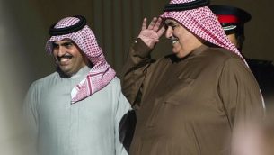 وزير الخارجية البحريني خالد بن أحمد آل خليفة، يمين، يحيي وزير الخارجية الأمريكي مايك بومبيو عند مغادرته  لقصر القضيبية في المنامة، الجمعة، 11 يناير، 2019. (Andrew Caballero-Reynolds/Pool/ AP)