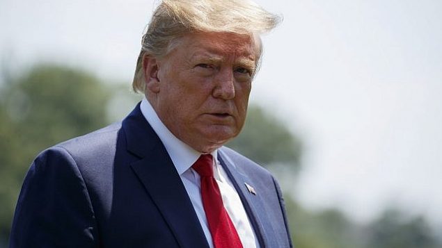 الرئيس الأمريكي دونالد ترامب ينظر إلى الصحافيين عند وصوله إلى البيت الأبيض في واشنطن، 30 يوليو، 2019.(Carolyn Kaster/AP)