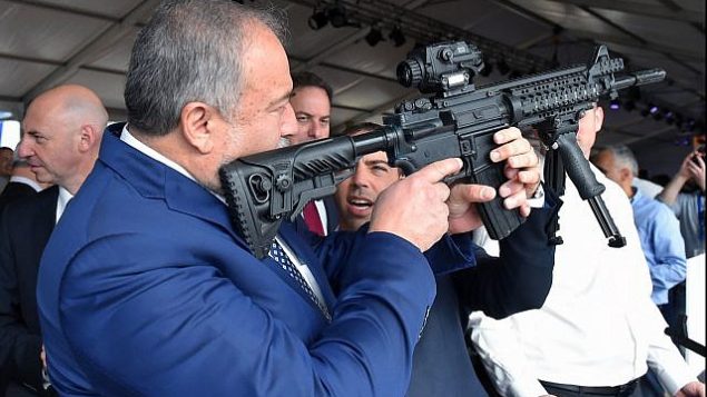 وزير الدفاع أفيغدور ليبرمان خلال زيارة لمصنع أسلحة في سديروت، 14 ديسمبر، 2017.  (Ariel Hermoni/Defense Ministry/Flash90)