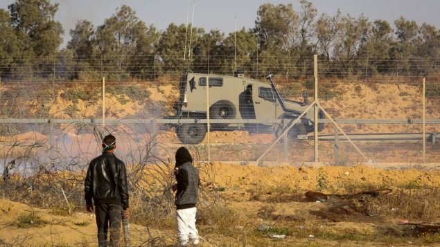 متظاهرون فلسطينيون يشتبكون مع قوات امن اسرائيليين خلال مظاهرة عند حدود غزة، شرقي مدينة رفح في جنوب قطاع غزة، 10 مايو 2019 (Abed Rahim Khatib/Flash90)