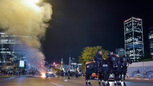 عناصر من الشرطة الإسرائيلي خلال تظاهرة  في أعقاب مقتل الشاب من أصول إثيوبية سولومون تيكاه (19 عاما) قبل بضعة أيام في بلدة كريات يام برصاص شرطي خارج الخدمة، في مدينة تل أبيب، 2 يوليو، 2019.  (Adam Shuldman/Flash90)
