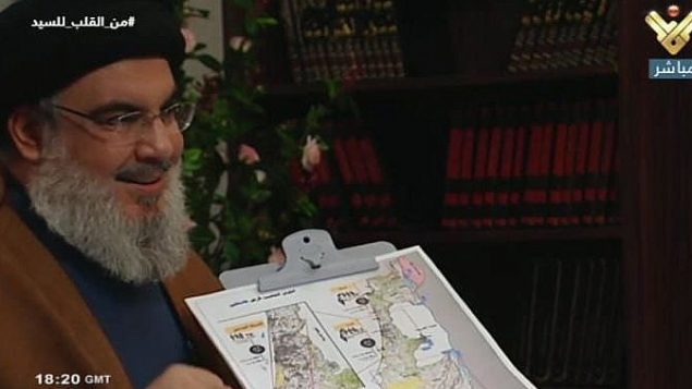 الأمين العام لحزب الله اللبناني حسن نصرالله يشير الى خارطة اسرائيل ويذكر اهداف محتملة، خلال مقابلة تلفزيونية في 12 يوليو 2019 (Channel 13 screenshot)