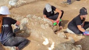 شباب محليون يشاركون في حفريات أثرية كشفت عن مسجد يعود إلى أوائل القرن السابع-الثامن بالقرب من رهط قبل عمليات توسيع لحي في المدينة، يوليو 2019. (Anat Rasiuk/Israel Antiquities Authority)