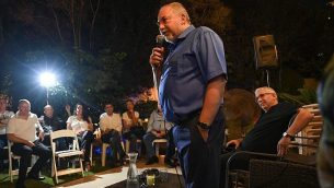 رئيس حزب ’يسرائيل بيتنو’، أفيغدرو ليبرمان، يتكلك في اجتماع انتخابي أقيم في رمات غان، 9 يوليو، 2019. (Shachar Azran)