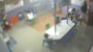 صورة شاشة من فيديو يظهر اساءة مفترضة داخل حضانة في روش هعاين، نشرته الشرطة في 4 يوليو 2019 (screen capture: Israel Police)