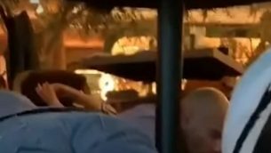 اشخاص يختبئون تحت طاولات خلال اطلاق نار داخل مقهى في مدينة مكسيكو، 24 يوليو 2019 (screen capture: YouTube)
