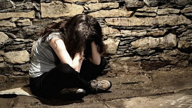 توضيحية: امرأة شابة ضحية عنف.  (Tunatura; iStock by Getty Images)