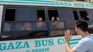 فلسطينيون ينتظرون السفر الى مصر عبر معبر رفح، في جنوب قطاع غزة، 18 مايو 2018 (AFP Photo/Said Khatib)