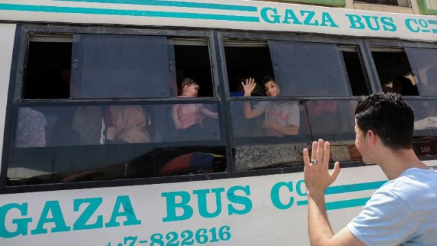 فلسطينيون ينتظرون السفر الى مصر عبر معبر رفح، في جنوب قطاع غزة، 18 مايو 2018 (AFP Photo/Said Khatib) فلسطينيون ينتظرون السفر الى مصر عبر معبر رفح، في جنوب قطاع غزة، 18 مايو 2018 (AFP Photo/Said Khatib)