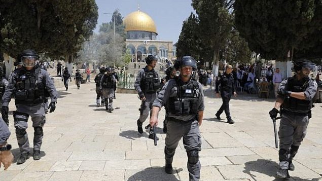 قوات الامن في الحرم القدسي، بعد اندلاع اشتباكات بين الشرطة ومصلين مسلمين في اعقاب ظيارة يهود للموقع في ’يوم القدس’، 2 يونيو 2019 (Ahmad Gharabli/AFP)