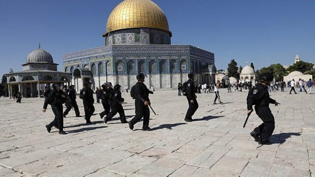 قوى الأمن الإسرائيلية تمر من أمام قبة الصخرة مع وصولها إلى الحرم القدسي بالبلدة القديمة في القدس، 11 أغسطس، 2019، بعد اندلاع اشتباكات مع تزامن احتفال المسلمين بعيد الأضحى مع إحياء اليهود لذكرى خراب الهيكل (تشعا بآب).   (Ahmad GHARABLI / AFP)