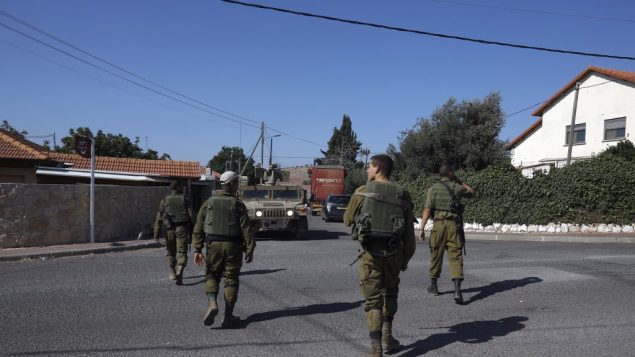 جنود اسرائيليون يجرون دورية في قرية افيفيم في شمال اسرائيل، بالقرب من الحدود مع لبنان، 26 اغسطس 2019 (JALAA MAREY / AFP)