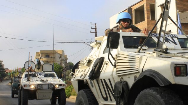 عناصر قوات اليونيفيل خلال دورية في قرية كفر كلا، جنوب لبنان، بالقرب من الحدود مع اسرائيل، 29 اغسطس 2019 (Mahmoud ZAYYAT / AFP)