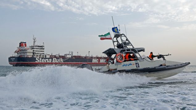 عناصر الحرس الثوري الإيراني امام ناقلة النفط التي ترفع علم بريطانيا ’ستينا امبيرو’ الراسية في مينار مدينة بندر عباس الإيرانية، 21 يوليو 2019 (Hasan Shirvani / MIZAN NEWS AGENCY / AFP)