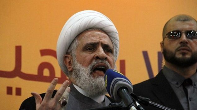من الأرشيف: نائب الأمين العام لحزب الله، نعيم قاسم، يلقي كلمة في حي الغبيري جنوب بيروت، 13 مايو، 2016. (AFP Photo/Stringer)