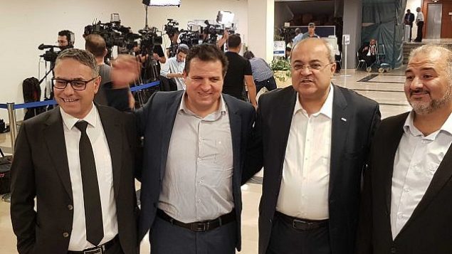 (يسار-يمين) امطانس شحادة، أيمن عودة، أحمد الطيبي ومنصور عباس، رؤساء الأحزاب العربية الأربعة التي شكلت ’القائمة المشتركة’، خلال تسجيل القائمة في لجنة الانتخابات المركزية في الكنيست، 1 أغسطس، 2019. (Raoul Wootliff/Times of Israel)