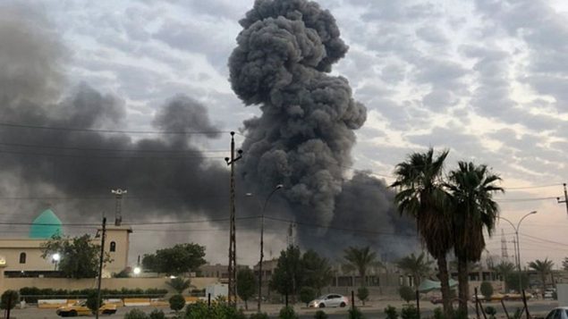 الدخان يتصاعد بعد انفجار في قاعدة عسكرية تقع جنوب غرب بغداد، العراق، 12 اغسطس 2019 (AP Photo/Loay Hameed)
