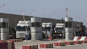 شاحنات إسرائيلية محملة بوقود ديزل تدخل معبر ’كيريم شالوم’ على الحدود بين إسرائيل وغزة، 11 أكتوبر، 2018. (AP Photo/Tsafrir Abayov)