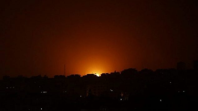 توضيحية: انفجار ناتج عن غارات جوية إسرائيلية في مدينة غزة، فجر الجمعة، 15 مارس، 2019. الطائرات الإسرائيلية هاجمت أهدافا في جنوب قطاع غزة فجر الجمعة ردا على هجوم صاروخي نارد على مدينة تل أبيب. (AP Photo/Adel Hana)