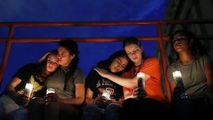 اضاءة شموع في ذكرى ضحايا هجوم اطلاق نار في ال باسو، تكساس، 3 اغسطس 2019 (AP Photo/John Locher)