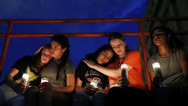 اضاءة شموع في ذكرى ضحايا هجوم اطلاق نار في ال باسو، تكساس، 3 اغسطس 2019 (AP Photo/John Locher)