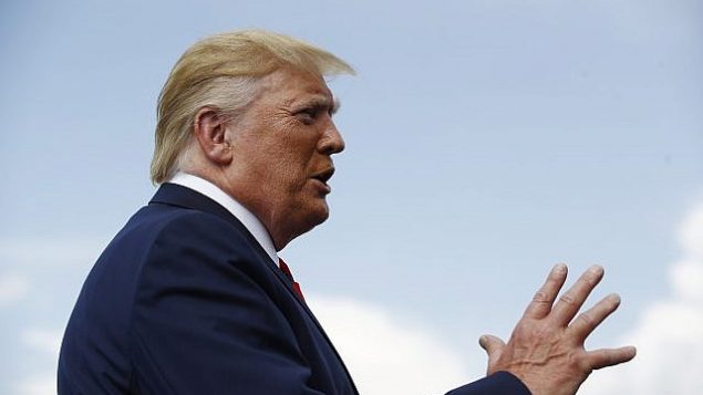 الرئيس الأمريكي دونالد ترامب يتكلم مع الصحافيين قبل صعوده الطائرة الرئاسية في مطار موريستاون المحلي في مدينة موريستاون، نيوجيرسي، الأحد، 18 أغسطس، 2019.
(AP Photo/Patrick Semansky) الرئيس الأمريكي دونالد ترامب يتكلم مع الصحافيين قبل صعوده الطائرة الرئاسية في مطار موريستاون المحلي في مدينة موريستاون، نيوجيرسي، الأحد، 18 أغسطس، 2019.
(AP Photo/Patrick Semansky)