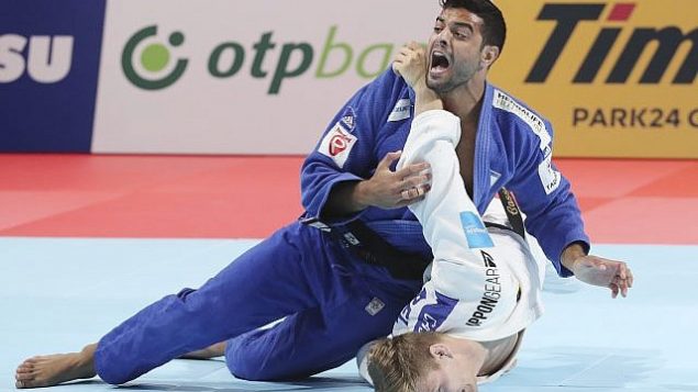 ساغي موكي الإسرائيلي، خلال مباراة مع ماتياس كاس البلجيكي خلال نهائي بطولة العالم للجودو للرجال تحت وزن 81 كغم، في طوكيو، 28 اغسطس 2019 (AP Photo/Koji Sasahara)