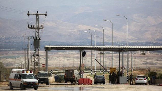 توضيحية: جندي إسرائيل يقف عند مدخل معبر ألنبي، المعبر الحدودي الرئيسي للفلسطينيين في لضفة الغربية للسفر  إلى الأردن ودول أخرى، الإثنين، 10 مارس، 2014.  (AP Photo/Sebastian Scheiner)