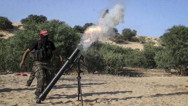 توضيحية: مسلحون فلسطينيون يطلقون قذيفة هاون خلال مراسم تخرج في رفح جنوب قطاع غزة، 29 مايو، 2015. (Abed Rahim Khatib/Flash90) توضيحية: مسلحون فلسطينيون يطلقون قذيفة هاون خلال مراسم تخرج في رفح جنوب قطاع غزة، 29 مايو، 2015. (Abed Rahim Khatib/Flash90)