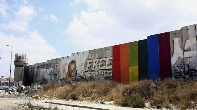 صورة تم تصويرها في 29 يونيو، 2015 نشرها الفنان الفلسطيني خالد جرار تظر رسما له لعلم قوس قزح على ستة ألواح من الجدار الفاصل في مدينة رام الله بالضفة الغربية.  (Khaled Jarrar via AP)