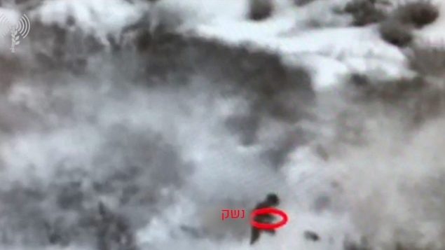 لقطة شاشة من مقطع فيديو نشره الجيش الإسرائيلي يوثق محاولة تسلل أربعة فلسطينيين عبر حدود غزة إلى داخل الأراضي الإسرائيلي، 17 أغسطس، 2019. (الجيش الإسرائيلي)