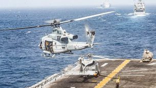 توضيحية: مروحية من طراز "UH-1Y Venom" تقلع من سطح المدمرة الأمريكية "يو إس إس بوكسر" في مضيق هرمز، 18 يوليو، 2019.