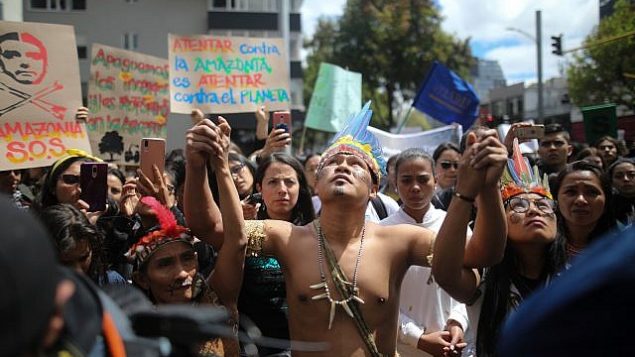 سكان اصليون ينضمون الى مظاهرات امام السفارة البرازيلية في بوغوتا، كولومبيا، لنداء  رئيس البرازيل جايير بولسونارو للعمل من اجل حماية غابات الأمازون، 23 اغسطس 2019 (AP Photo/Ivan Valencia)