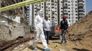 عناصر مخابرات عسكرية لبنانية يفحصون ساحة سقوط طائرتين مسيرتين بالقرب من مركز اعلامي تابع لحزب الله في جنوب العاصمة بيروت، 25 اغسطس 2019 (Anwar Amro/AFP)